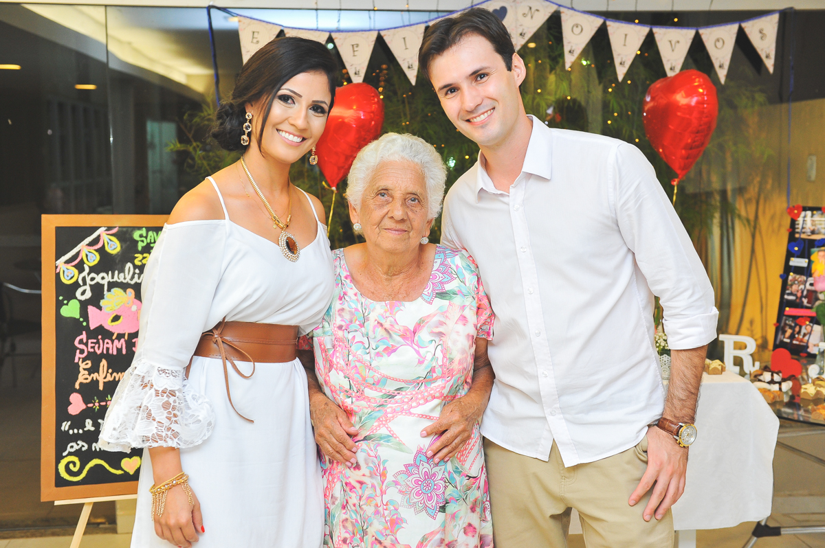 Noivos e a avó da noiva
