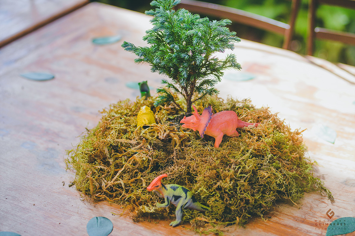 Decoração de mesa infantil com dinossauros