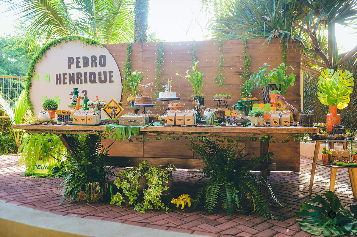 A mesa linda com o tema dinossauro
