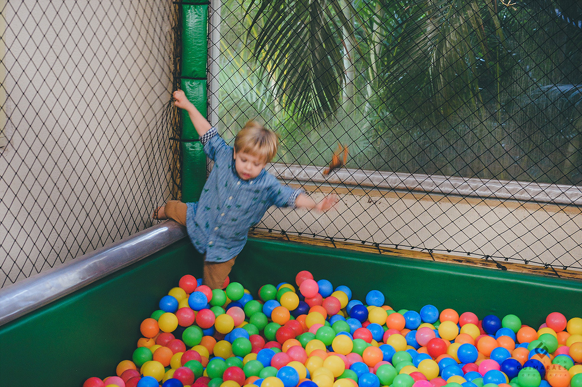 O Pedro caindo dentro da piscina de bolinhas