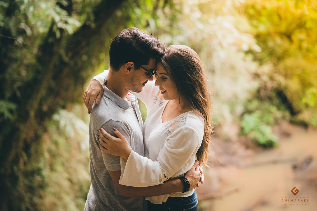 Noivos abraçados