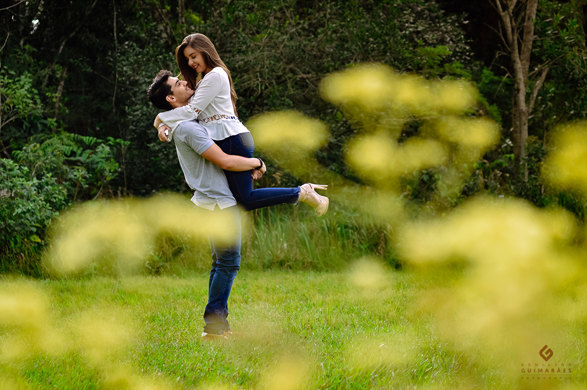 O noivo erguendo a noiva