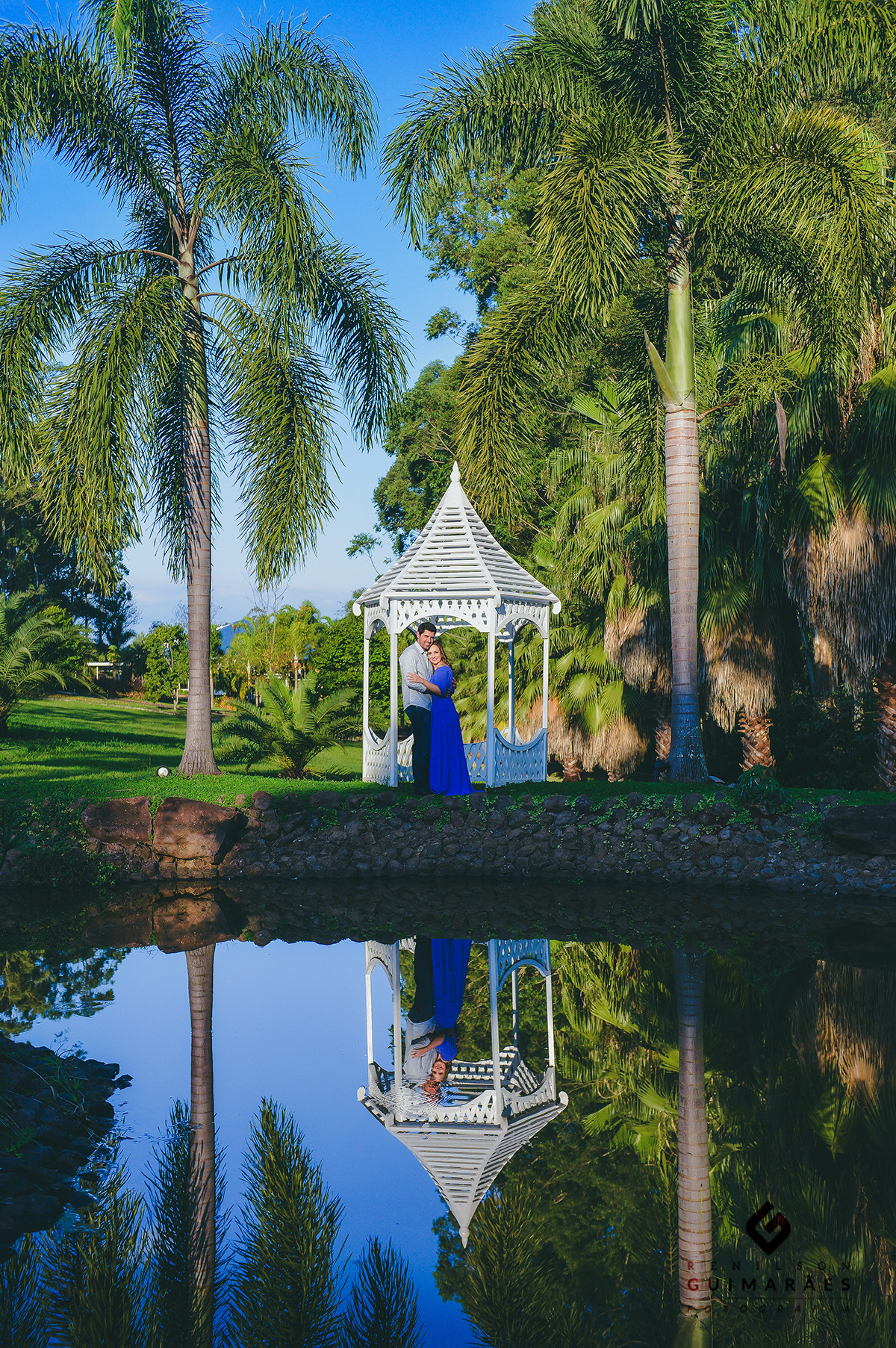 Noivos em frente ao lago