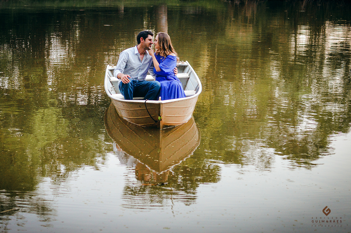 Os noivos de barco no lago