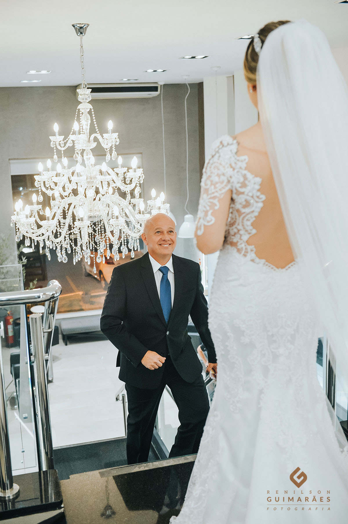 o pai chegando para levar a noiva para o casamento