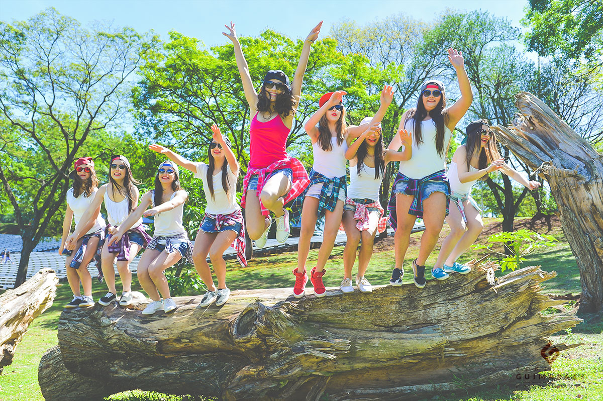 A debutante pulando junto com as amigas no ensaio