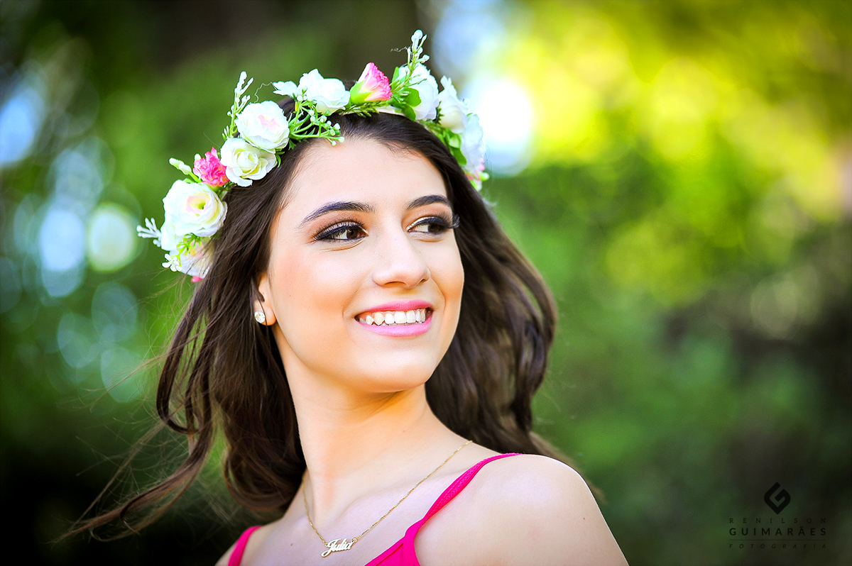 Aniversariante com coroa de flores na cabeça