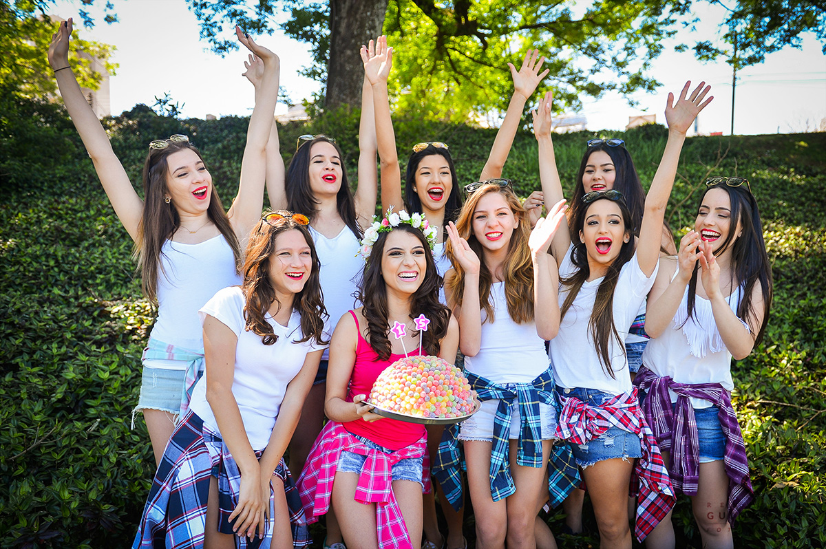 Debutante comemorando aniversário no ensaio com bolo de jujubas
