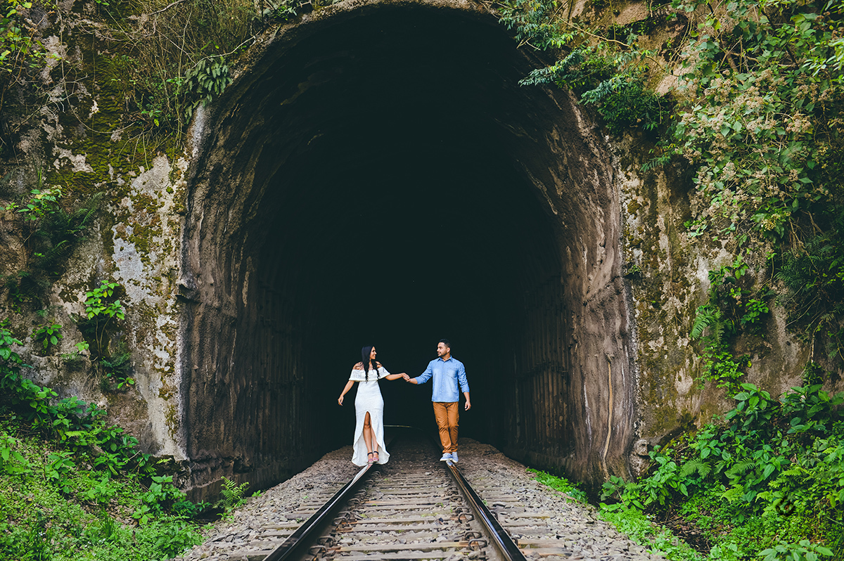 Noivos caminhando na linha do trem