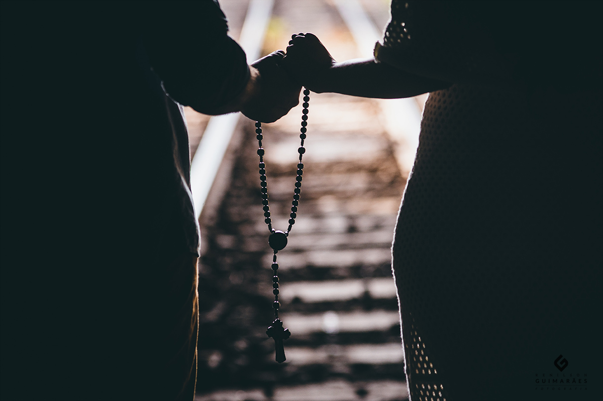 noivos segurando rosário