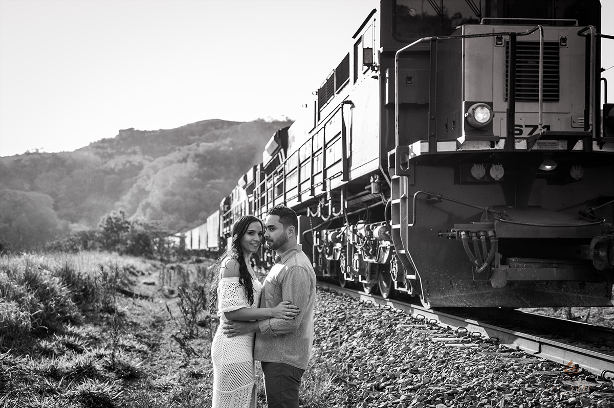 O trem passando atrás dos noivos