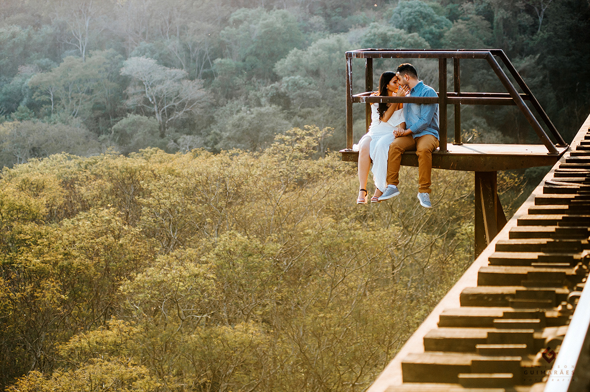 Os noivos bem juntinhos no alto da ponte