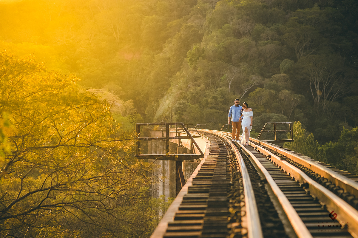 Um lindo por do sol na linha de trem