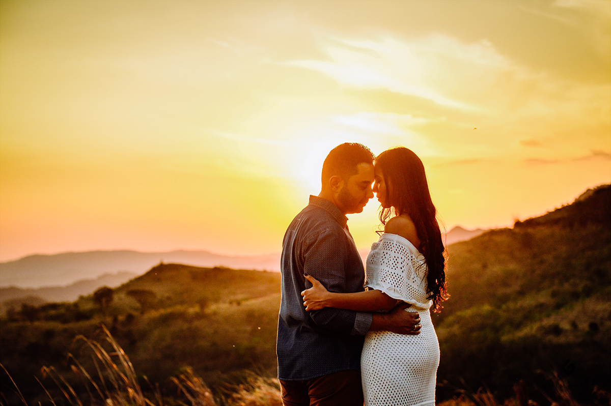 Um lindo por-do-sol no final do ensaio dos noivos