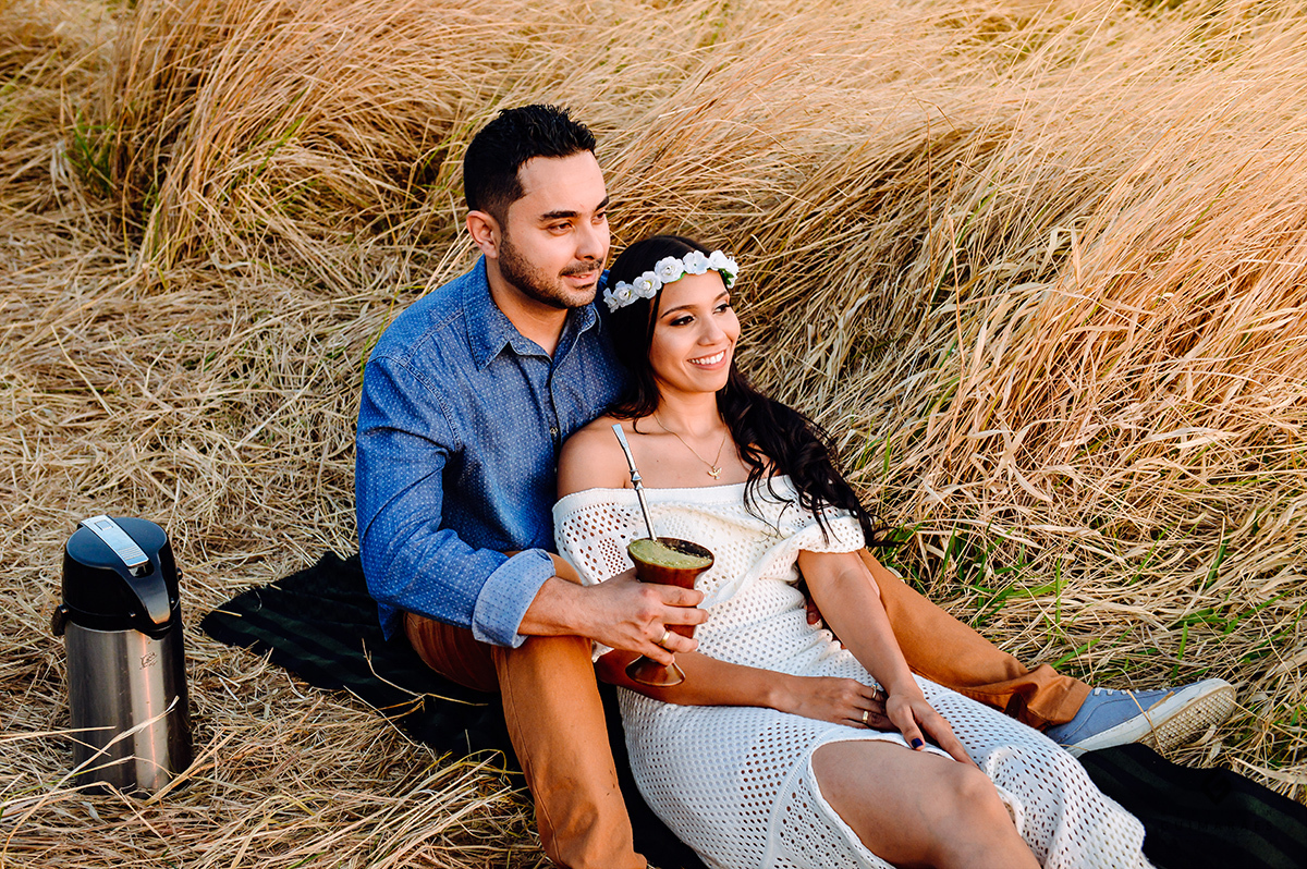 Ensaio com os noivos tomando um chimarrão