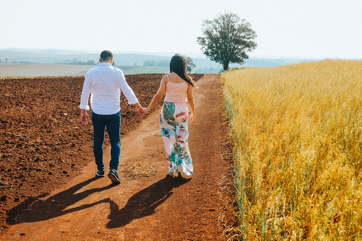 Noivos andando em estradinha de chão