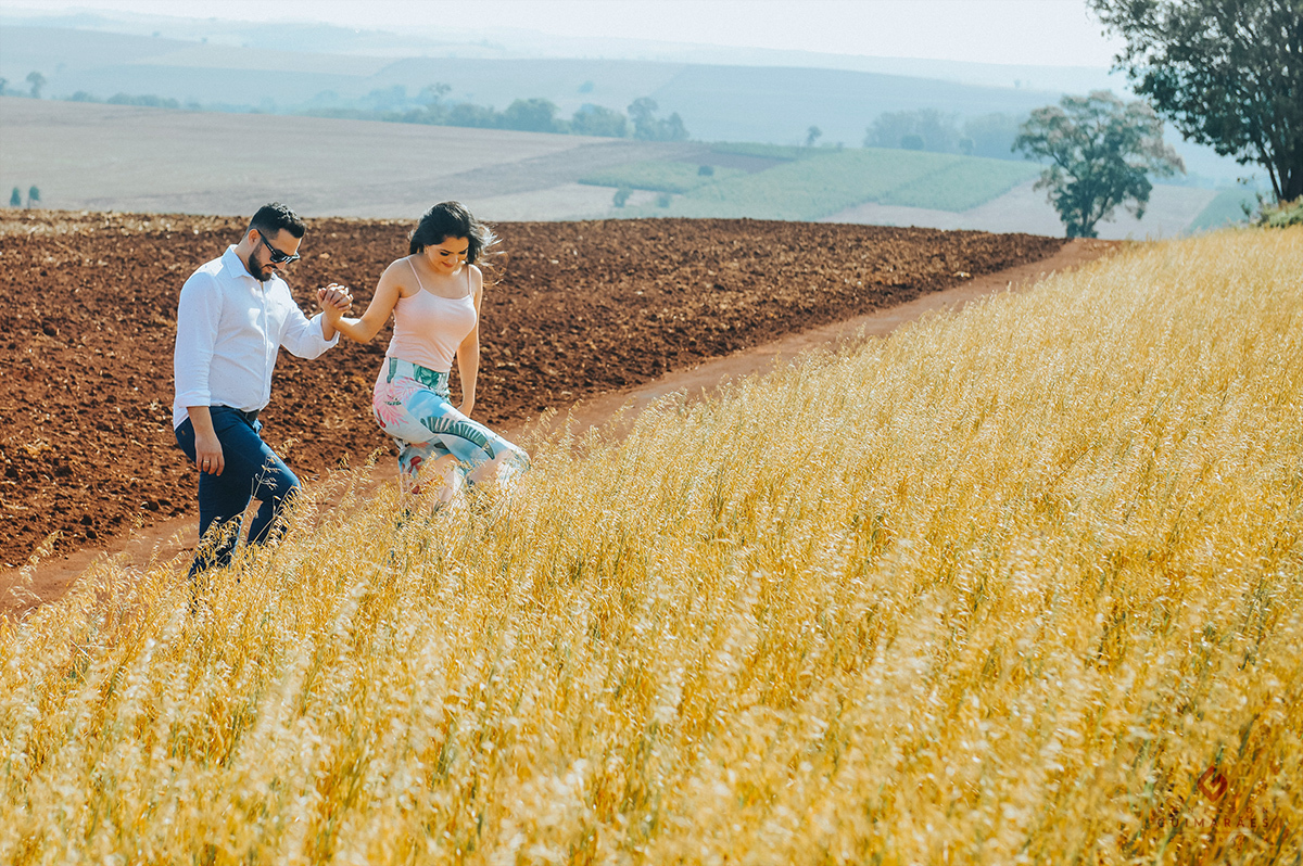 Noivos andando pelo trigo