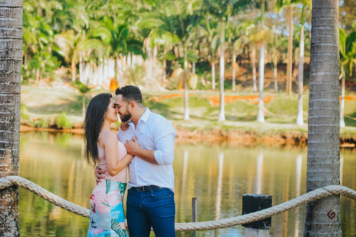 Noivos em frente a um lindo lago