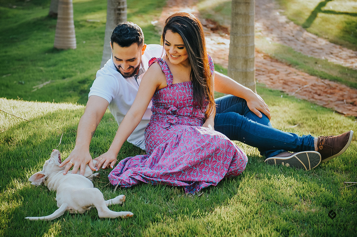 Ensaio dos noivos brincando com o cahorro