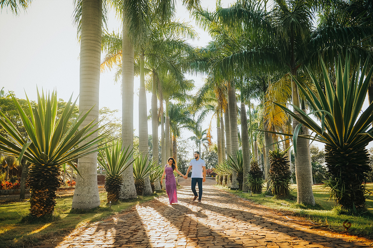 Noivos caminhando na entrada do portal do lago em cambé