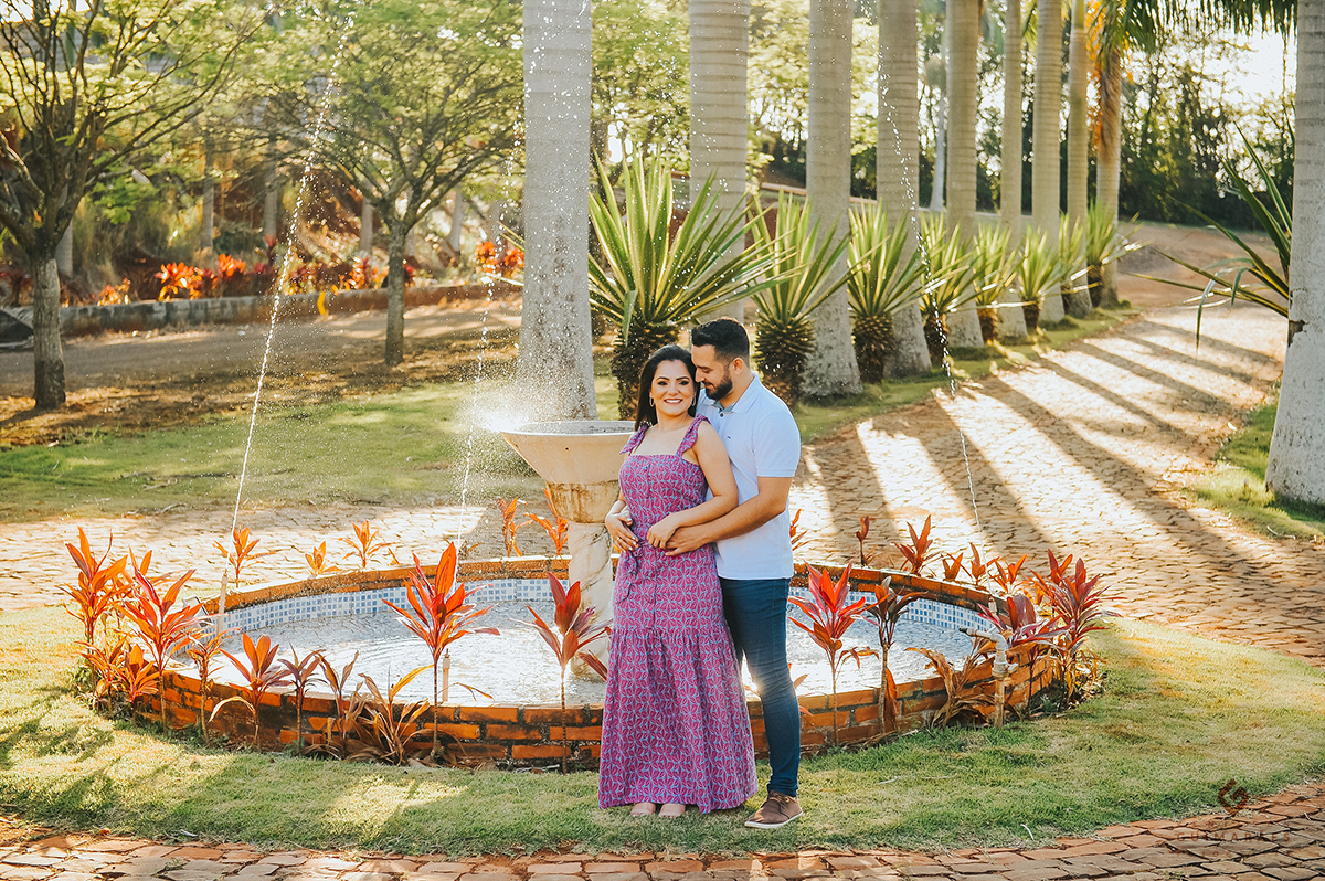 Noivos em frente a um chafariz