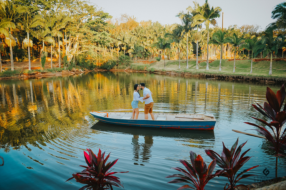 Noivos em pé no barco em um lindo lago