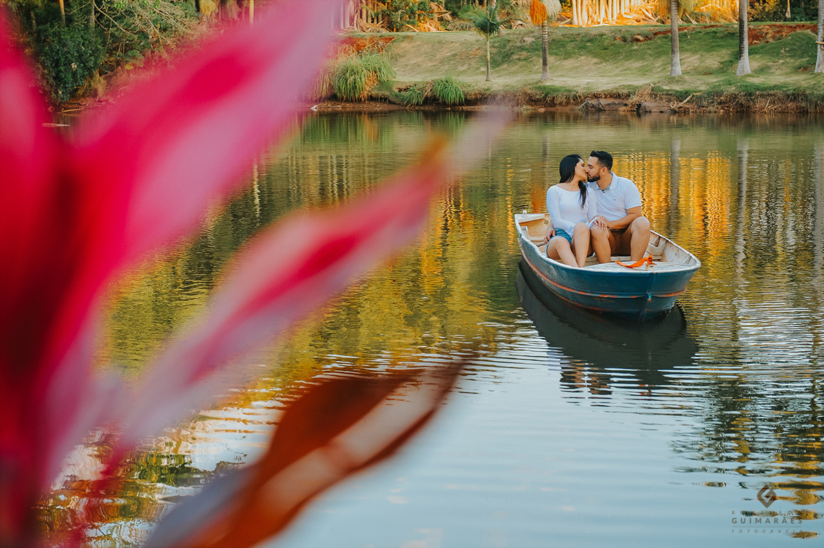 Momento romântico dos noivos, bem juntinhos dentro do barco