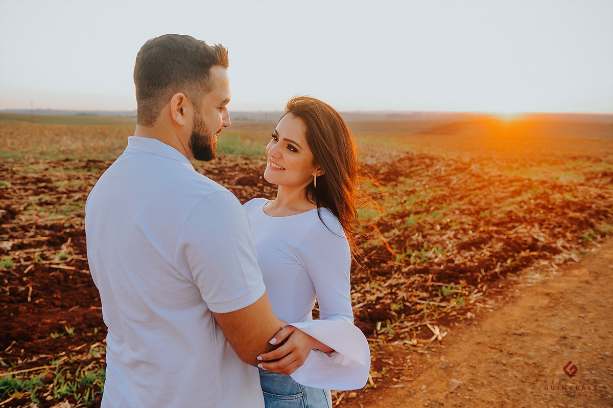 Ensaio dos noivos em estrada de chão na zona rural de Cambé