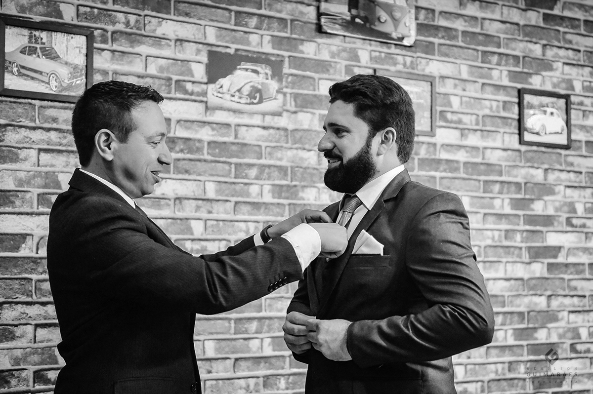 amigo do noivo arrumando a gravata dele