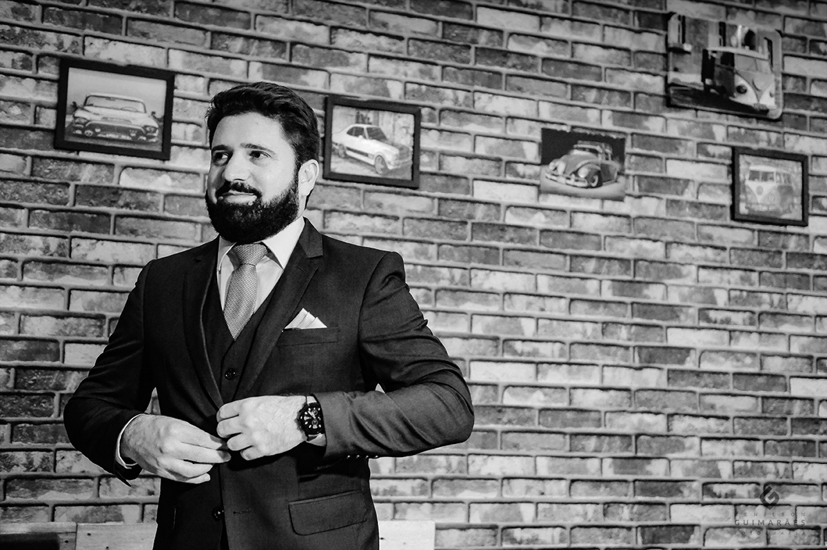 Noivo abotoando o botão do terno