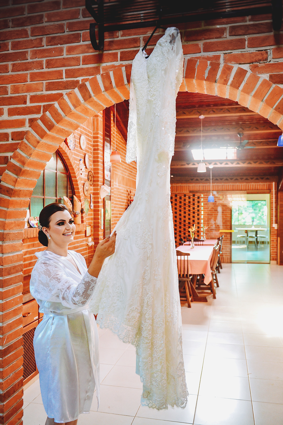 A noiva olhando os detalhes do seu vestido