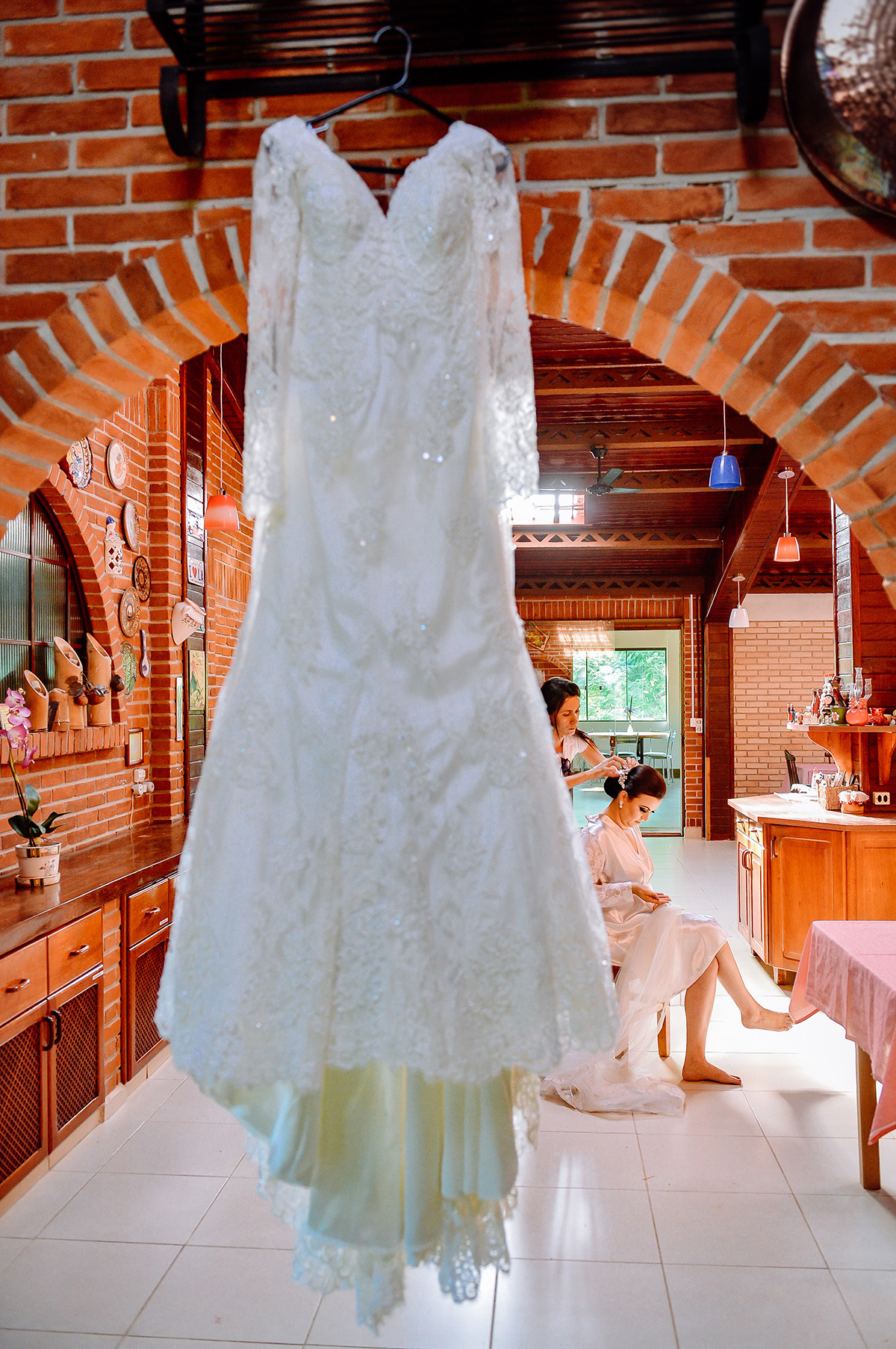 A noiva arrumando o cabelo