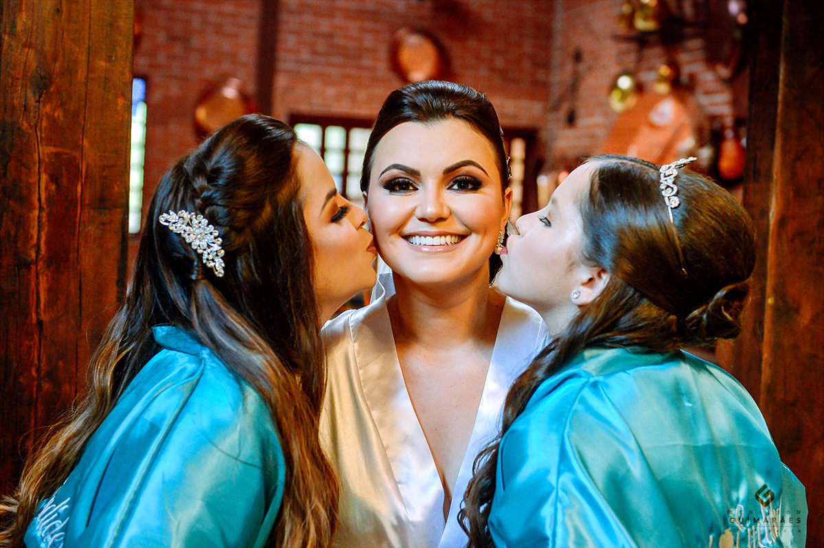 As daminhas dando beijo na noiva