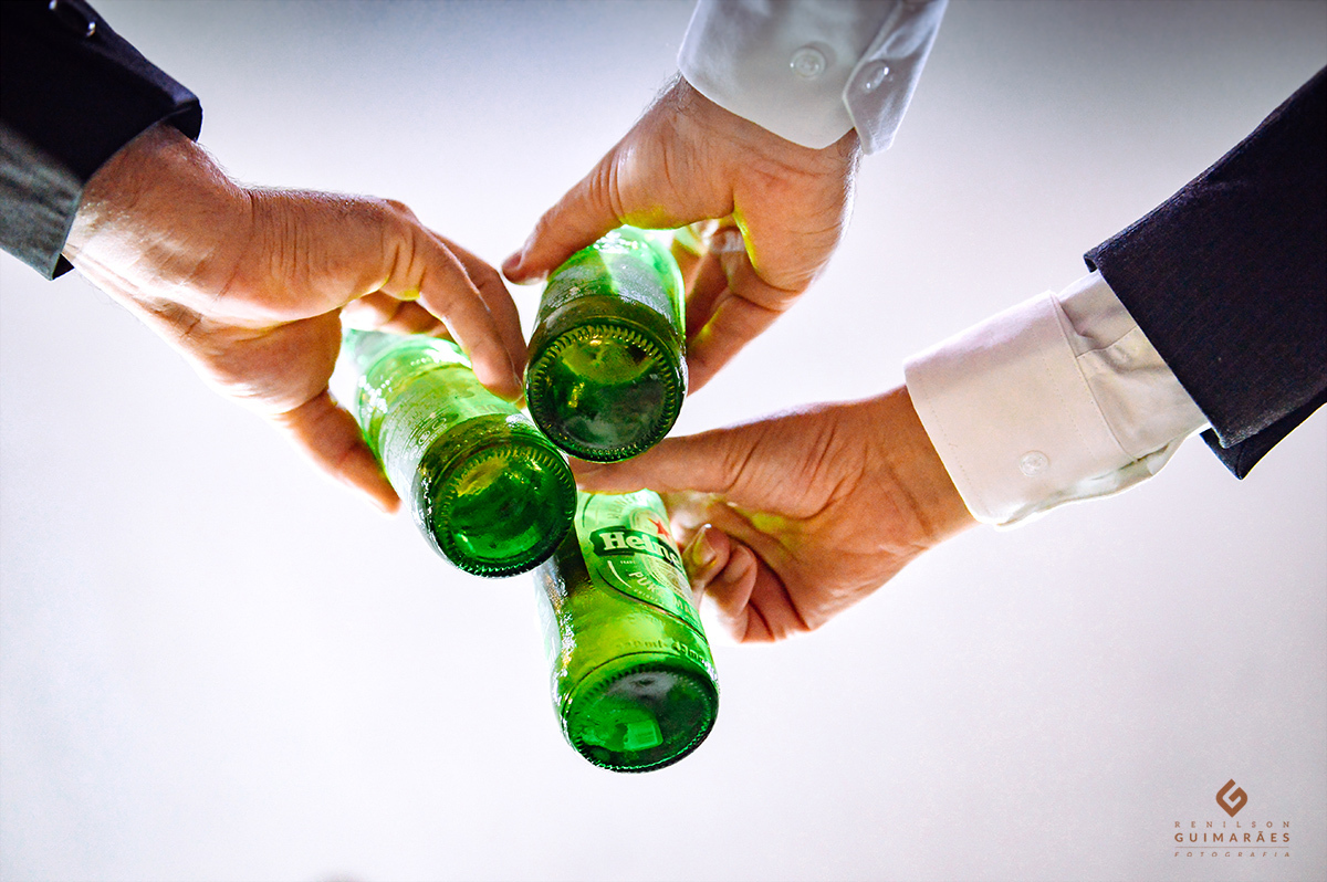 Aquele brinde com cervejas no making of do noivo