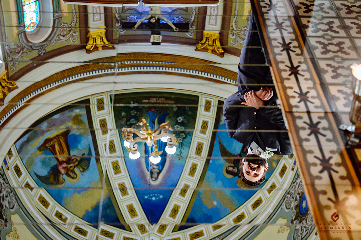 Reflexo do noivo na passarela espelhada