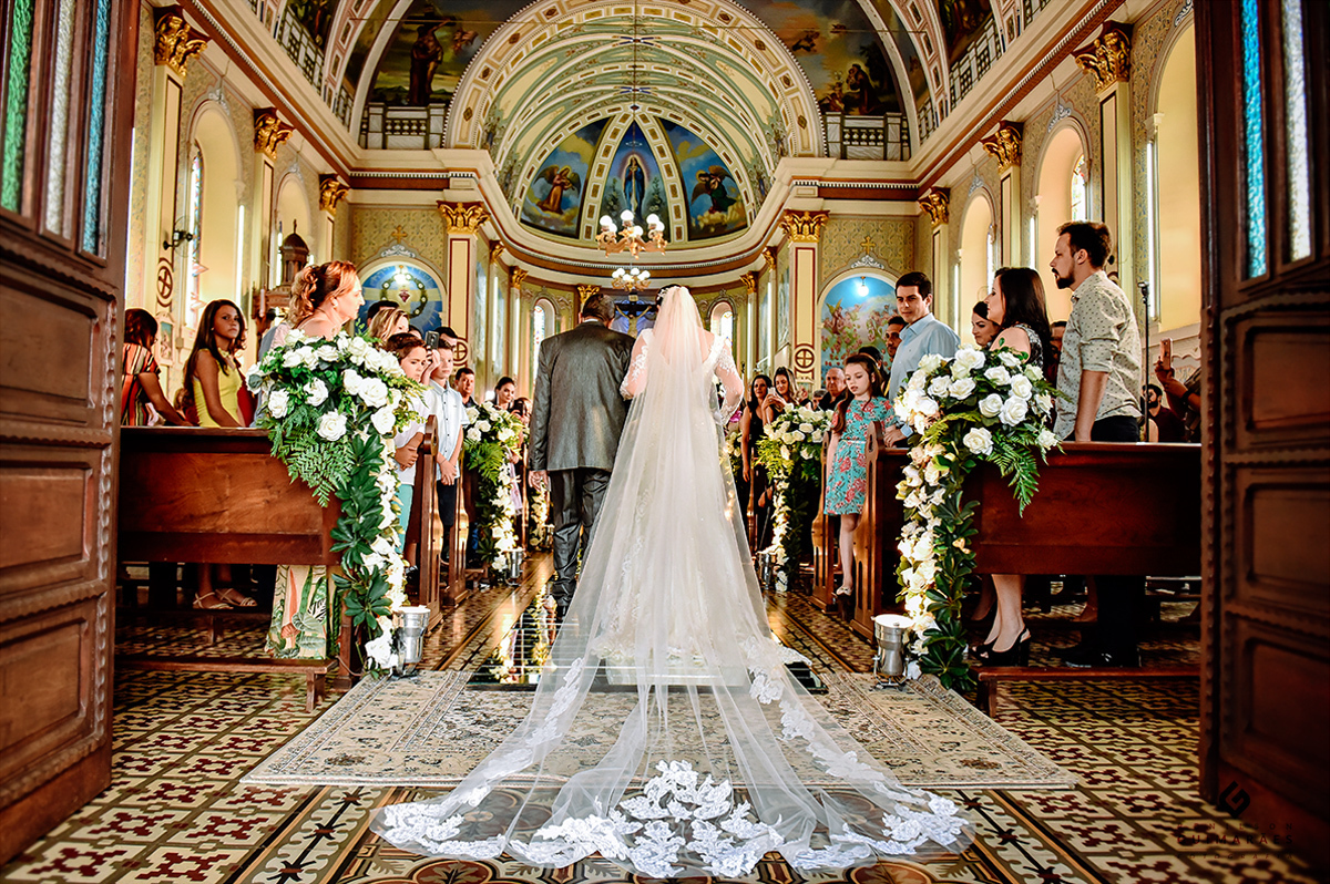 A entrada da noiva visto por traz na igreja Matriz de Tomazina