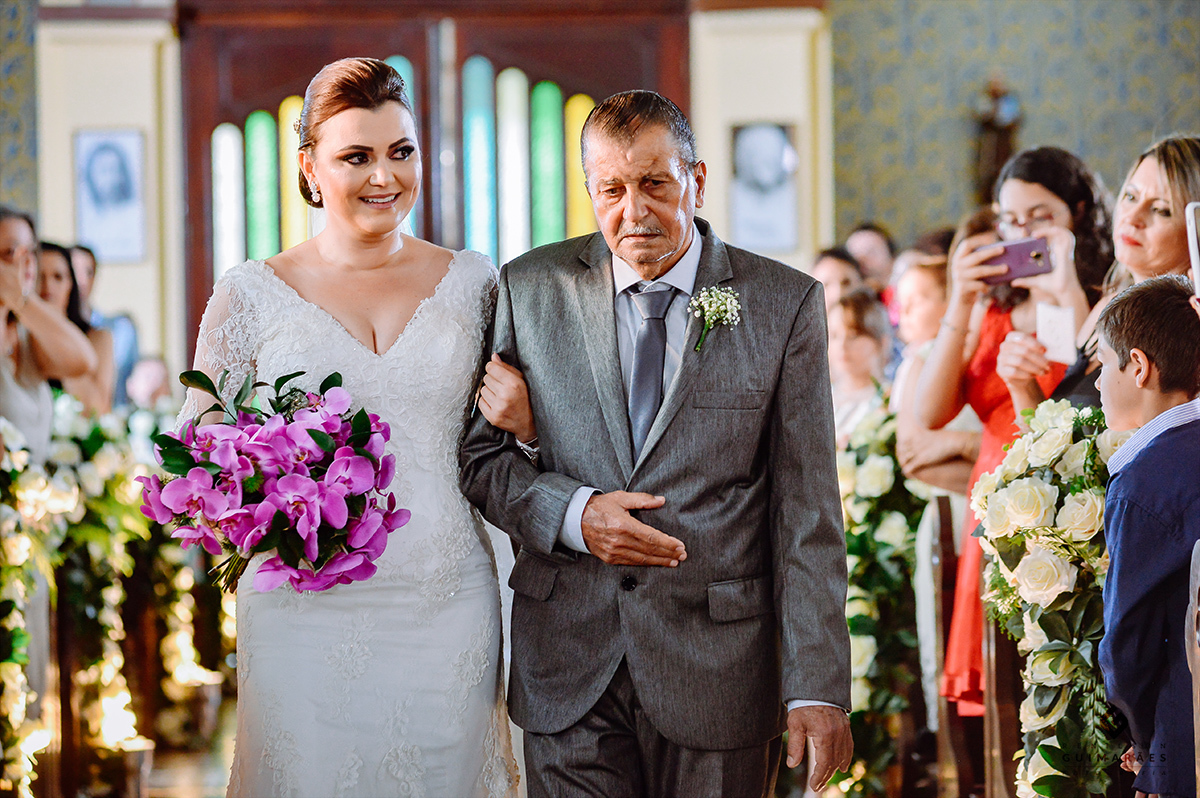 A noiva entrando com seu pai