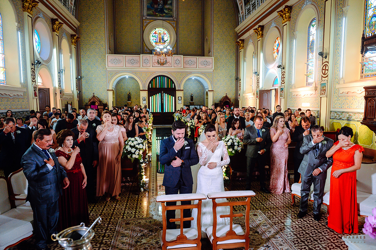 Todos fazendo o sinal da cruz