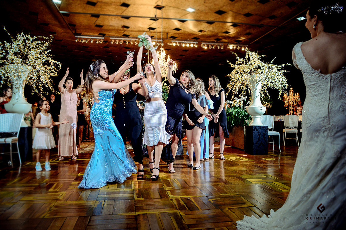 hora de pegar o bouquet da noiva