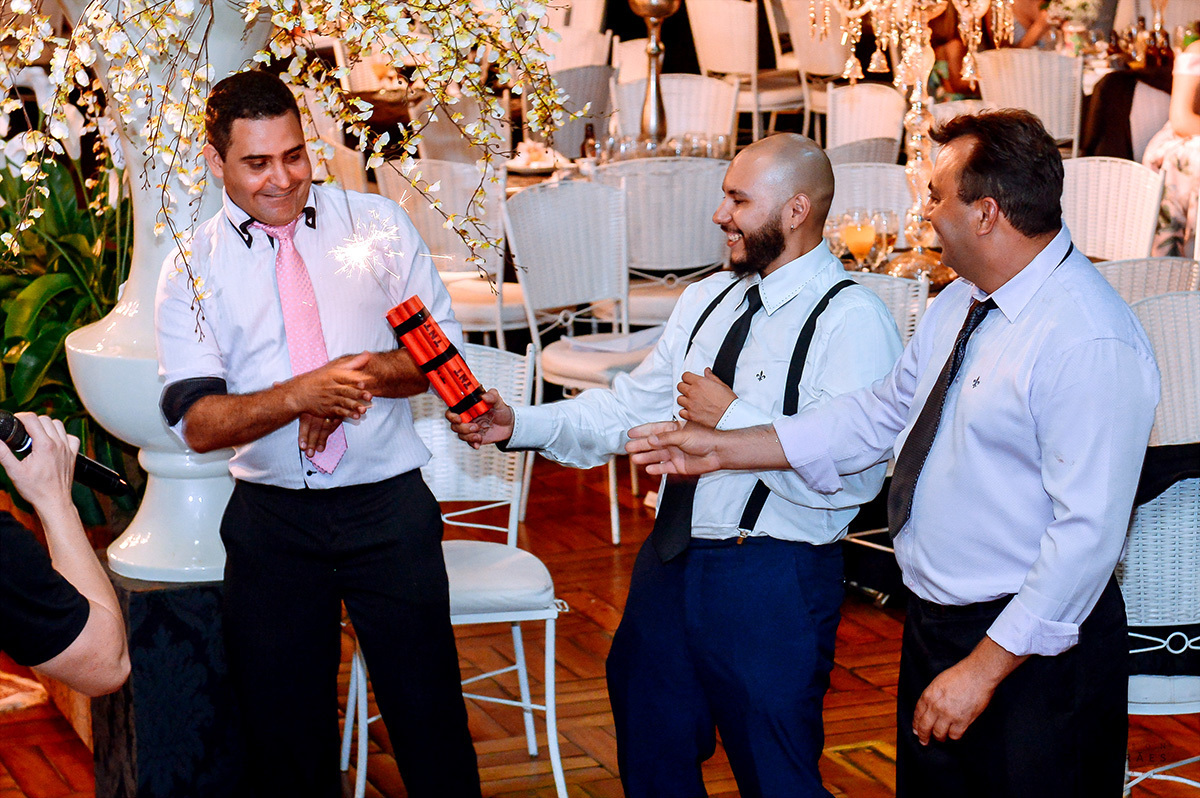 Noiva joga bomba para os padrinhos, brincadeira super divertida no casamento

