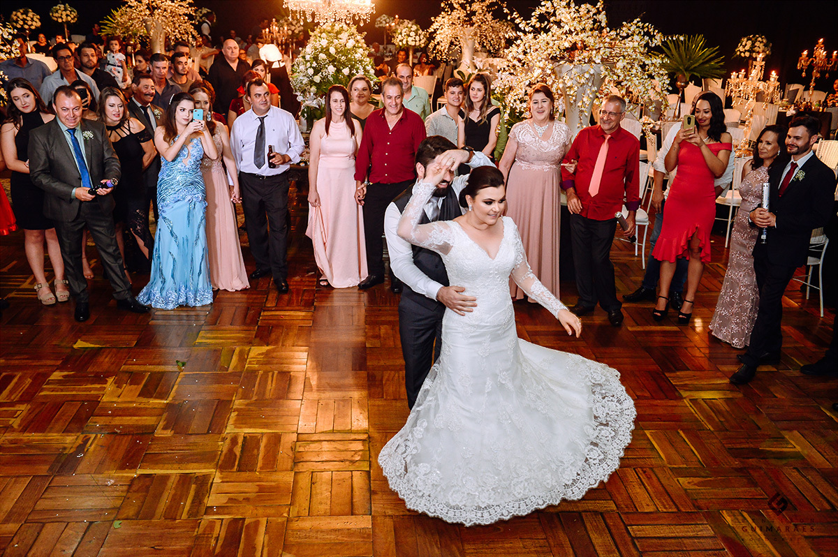 dança dos noivos na festa no Ipê Clube
