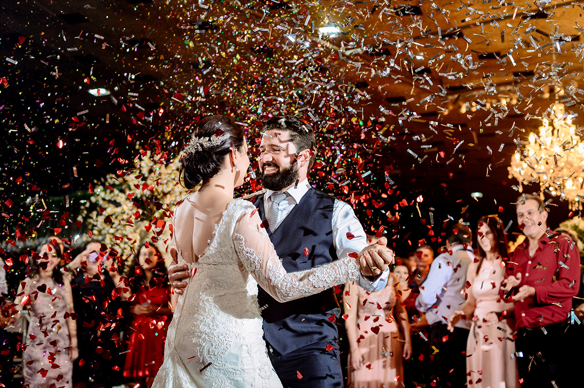 Noivos dançam em meio a uma chuva de papel picado