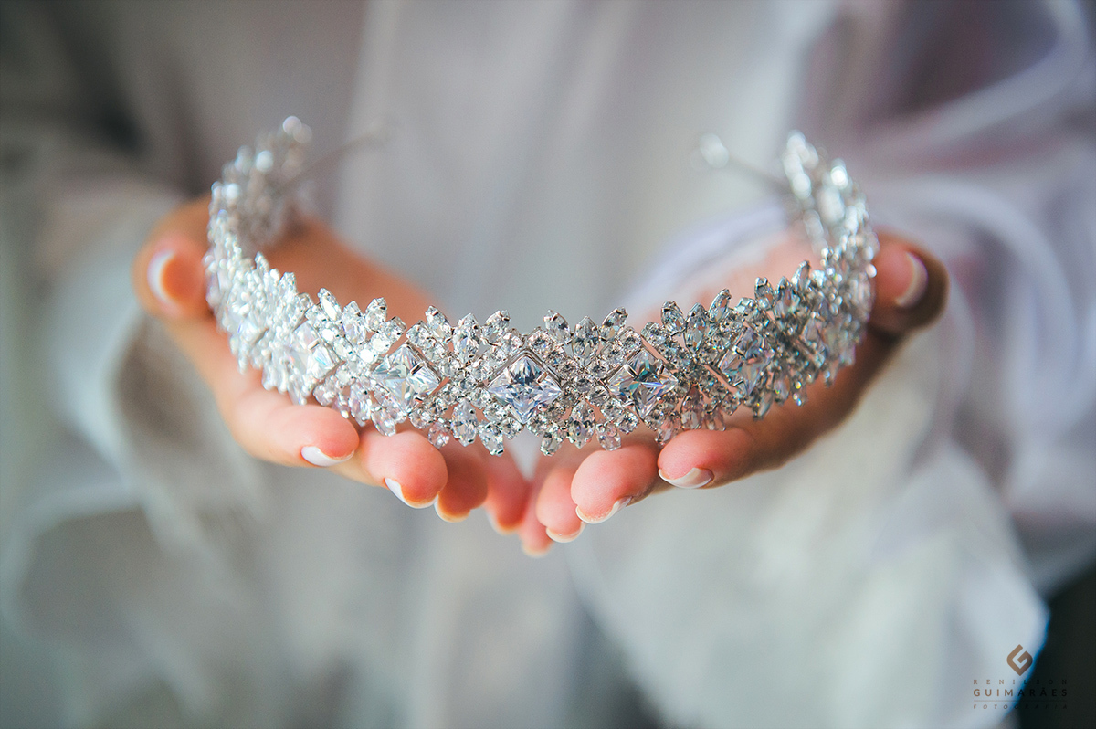 a noiva segurando sua grinalda 