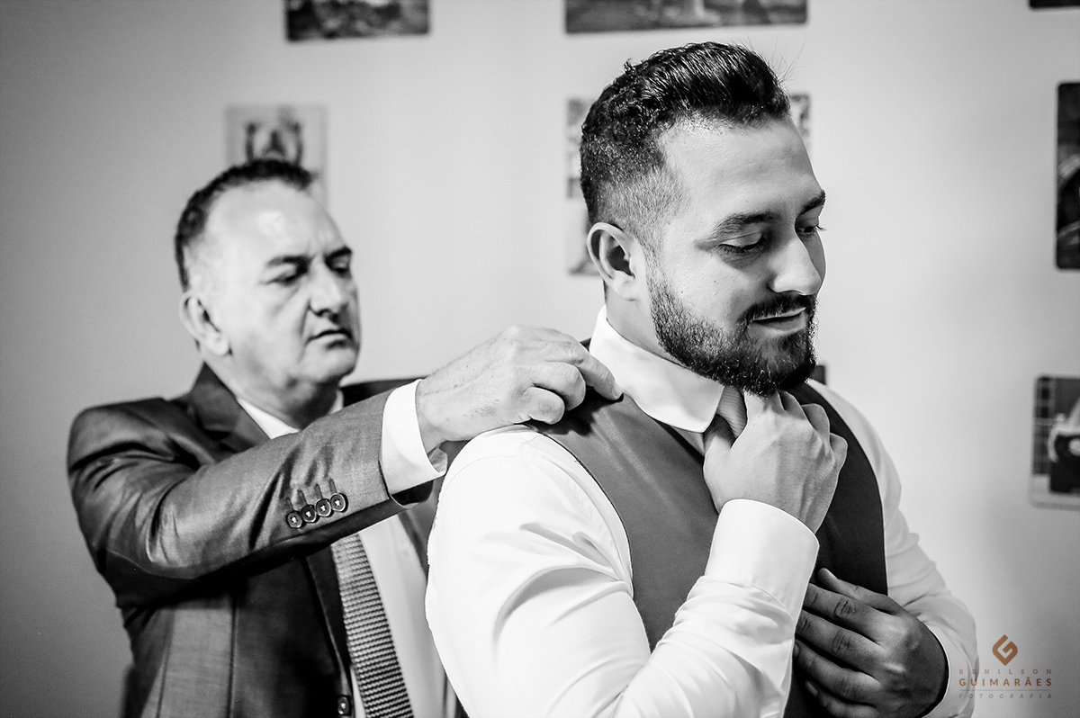 O pai arrumando o noivo