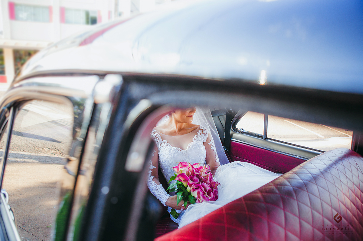 Detalhe da noiva no carro antes de entrar na igreja