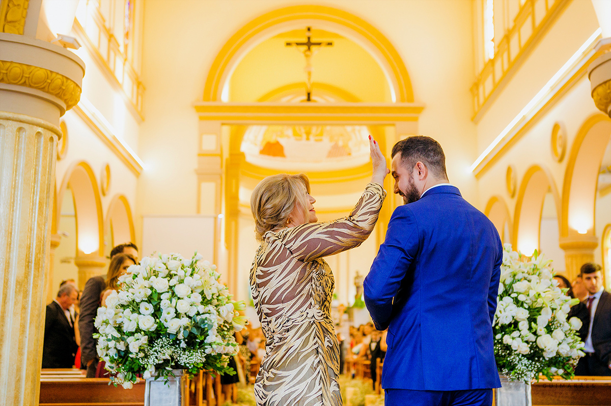 Sinal da cruz feita pela mãe do noivo na sua testa