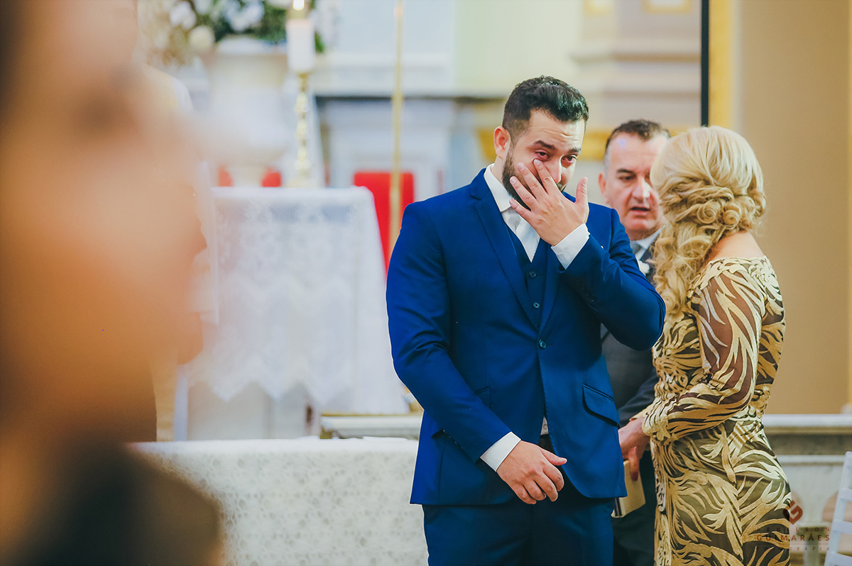 Noivo chorando na entrada da noiva