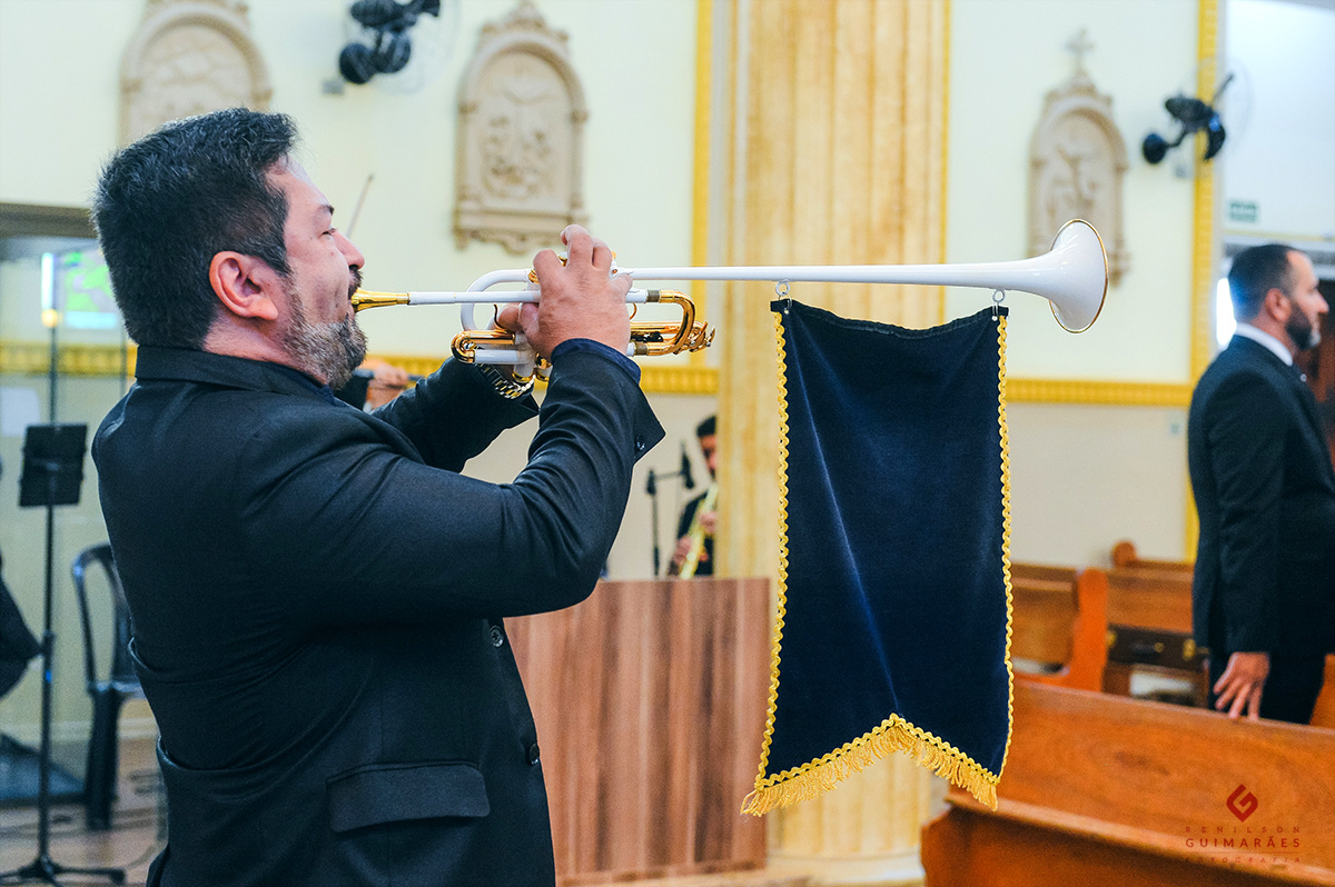 Tocando trombeta na entrada da noiva
