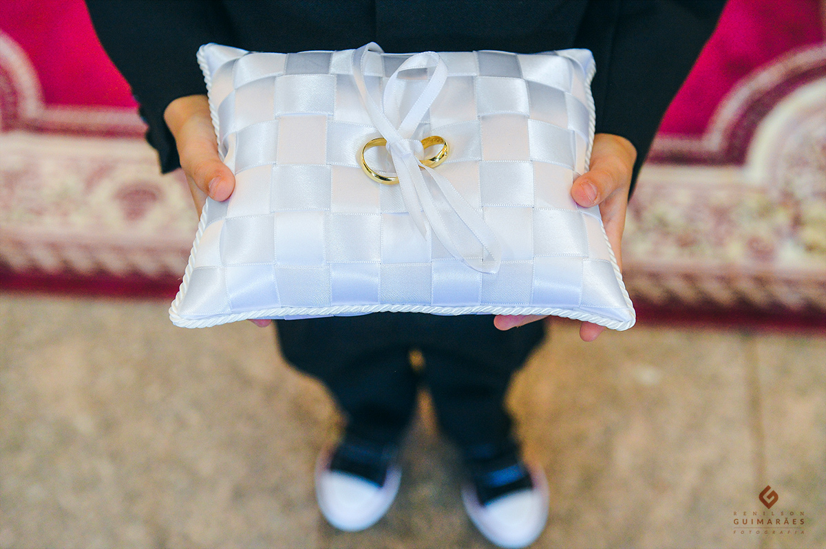 As alianças na mão do pagem