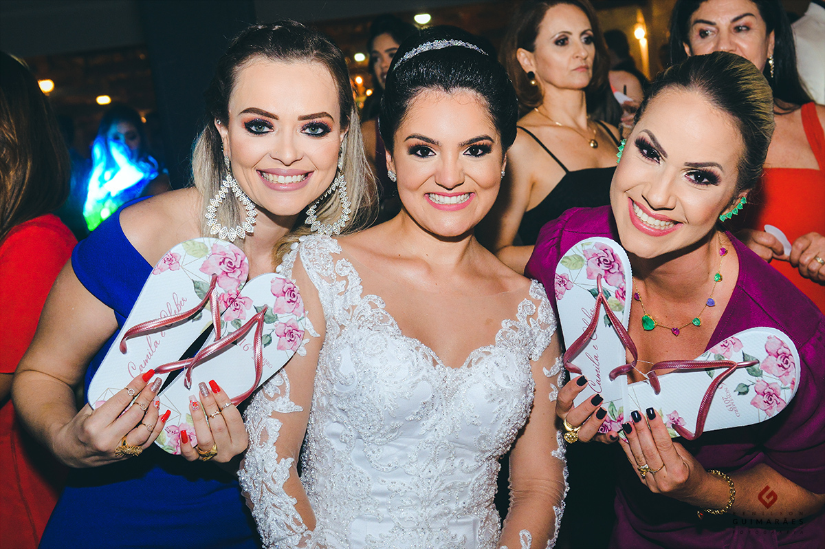 Os chinelos de lembrança do casamentos para as mulheres